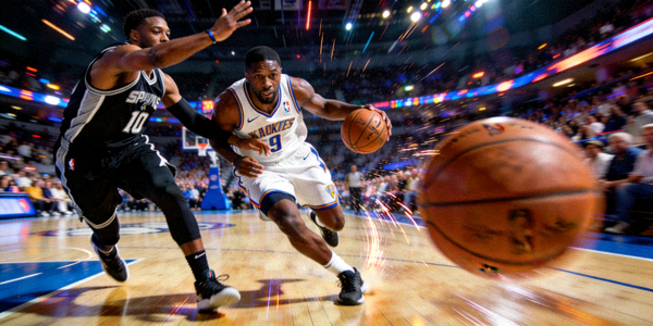 NBA篮球赛激烈对抗场景